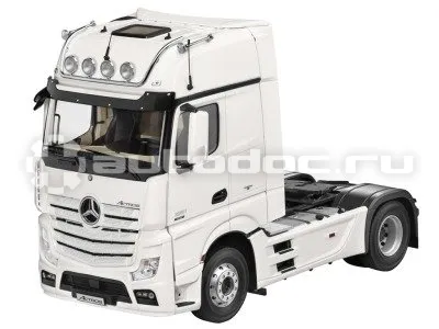 MERCEDES BENZ Модель грузовика Mercedes-Benz Actros, GigaSpace Cab (2500), Semitrailer Tractor, Diamond White, 1:18 Scale